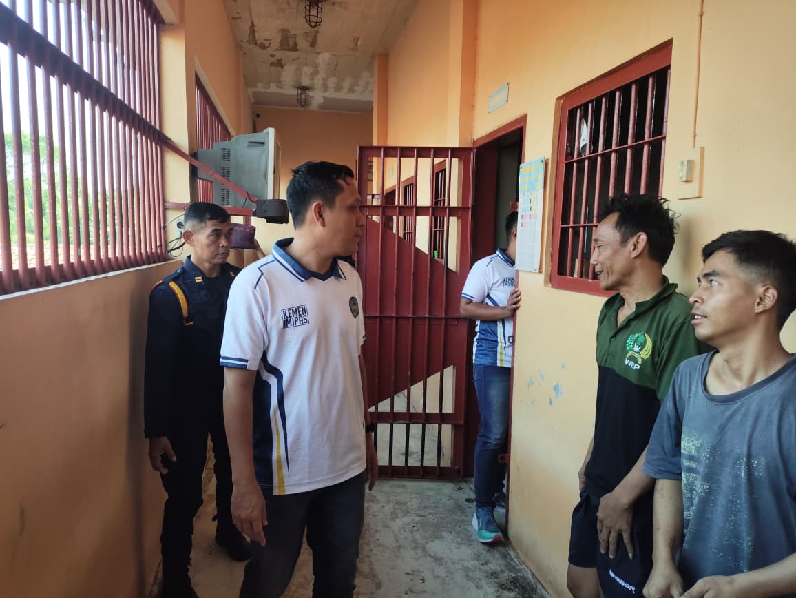Pastikan Pelayanan Prima, Karutan Purworejo Kontrol Blok Hunian dan Sapa Warga Binaan