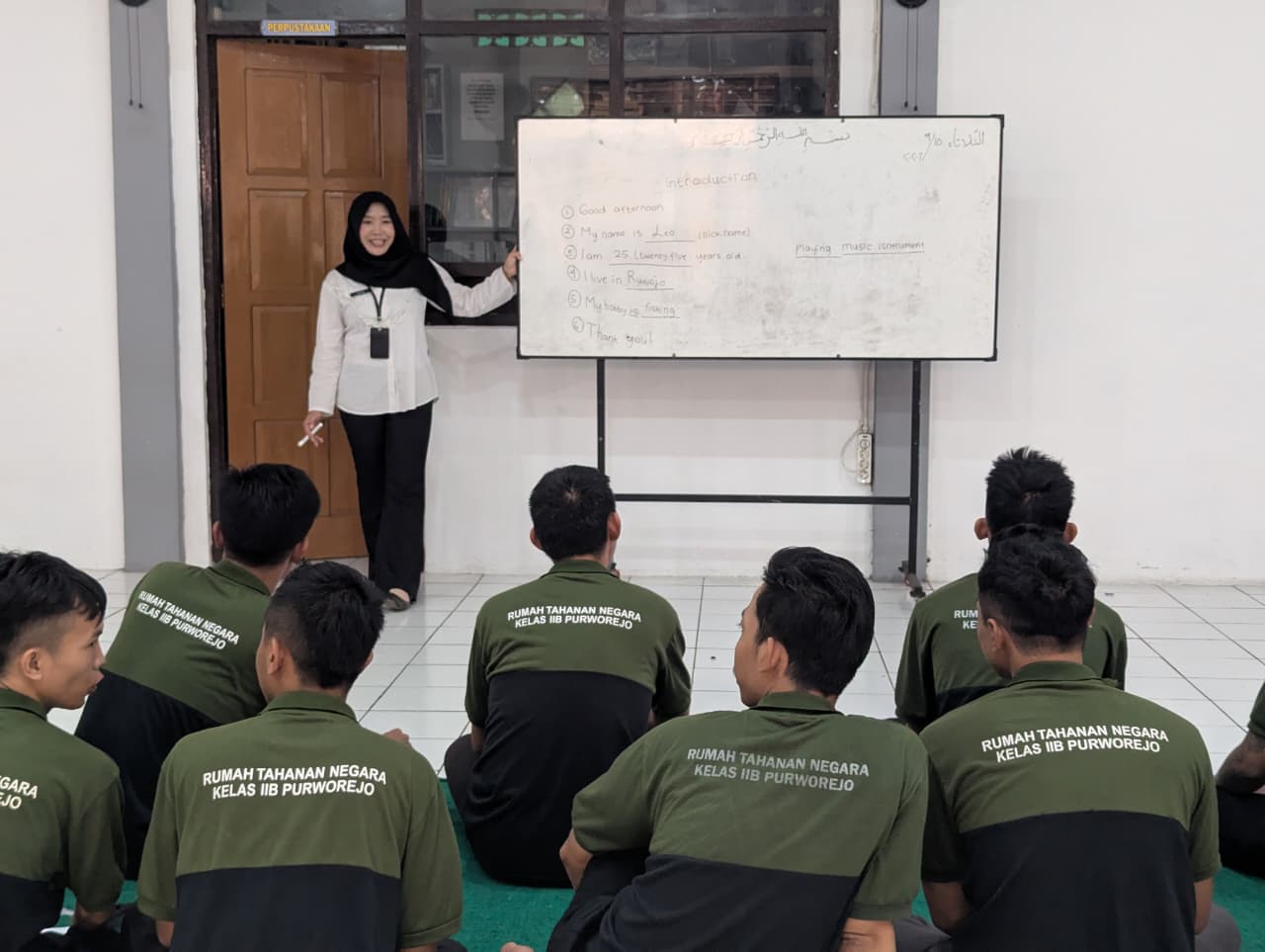Tingkatkan Kemampuan Berbahasa, WBP Rutan Purworejo Belajar Introduction dalam Bahasa Inggris
